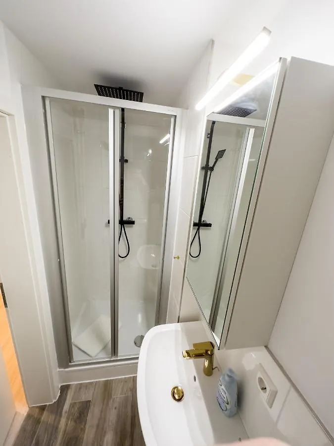 Messe-Apartment Fuer 5 Gaeste Mit Balkon Und Lift Ганновер